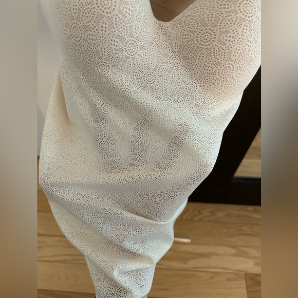 Uniqlo women’s seamless V neck bra camisole (lace). Size xs, never worn. - Picture 4 of 6